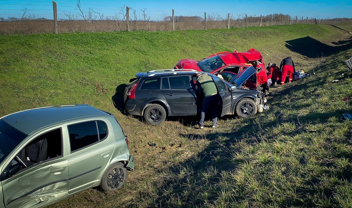 Brutális tömegbaleset történt a magyar autópályán – mentőhelikoptert is riasztottak