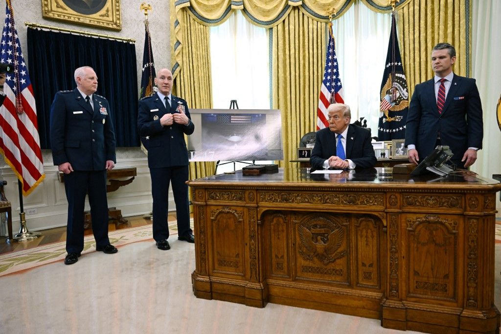 US President Donald Trump and Secretary of Defense Pete Hegseth deliver remarks vadászrepülőgép
