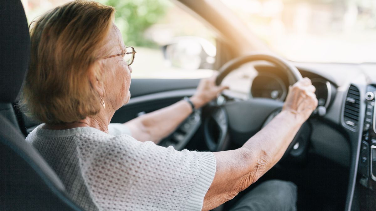 biztonságos közlekedés, Elderly,Woman,Behind,The,Steering,Wheel,Of,A,Car, idős sofőr, idős, vezetés