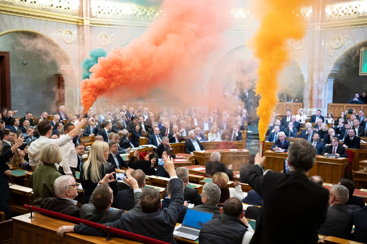 botrány Momentum parlament