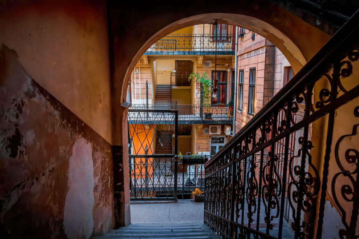 lakás, ingatlan, Budapest,/,Hungary,-august,29,2019:,Staircase,,Forged,Railing,And Lakhatás: idén tovább nőhetnek a lakásárak