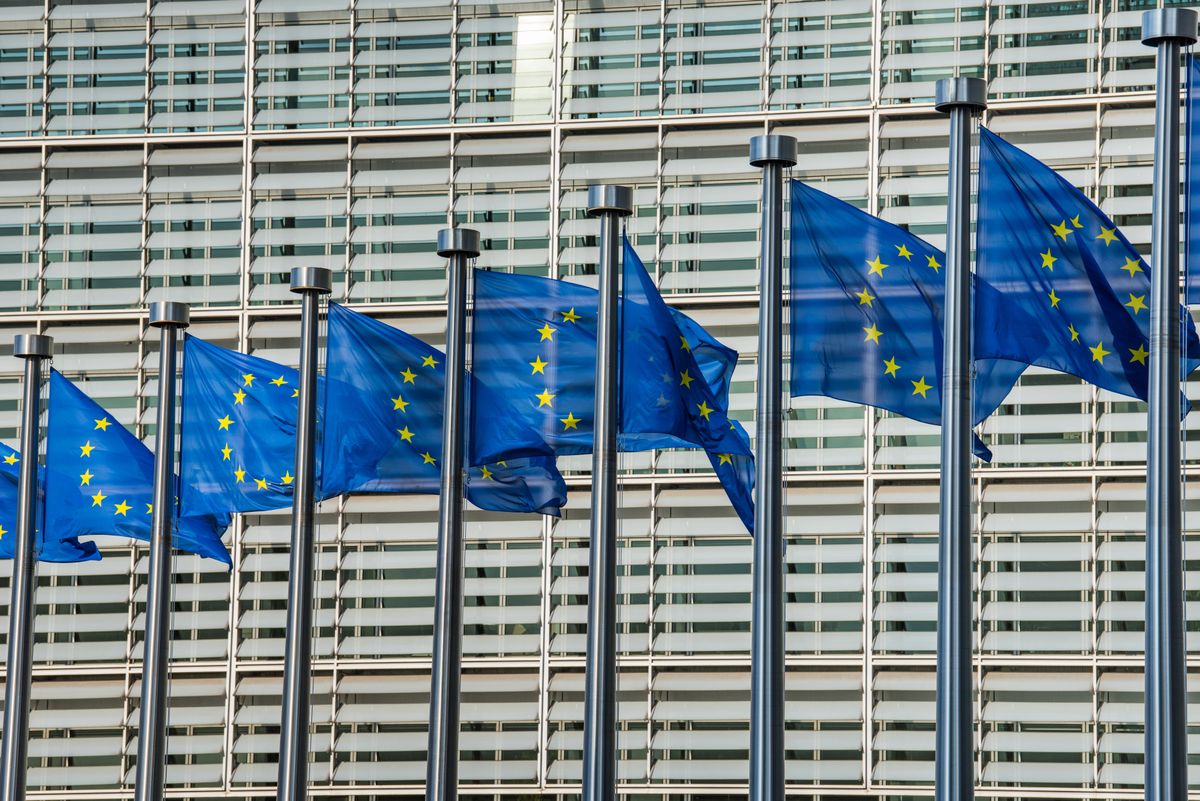 Waving,European,Union,Flags,In,A,Row,In,Brussels,,Belgium, zászló, európai únió zászló, európai úniós zászló, union flag, brüsszel, belgium 
lőfegyver