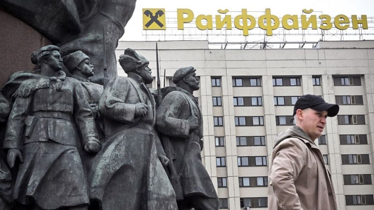 Leleplezés: a Raiffeisen több tonna devizát küldött Moszkvába közvetlenül a háború előtt 