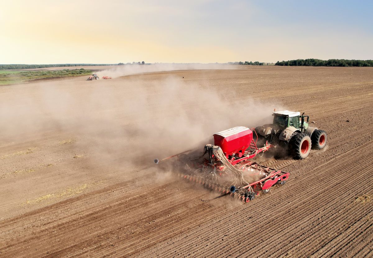 Agricultural,Tractor,Sowing,Seed,Onto,At,Field.,Farming,And,Seeding, aszály
