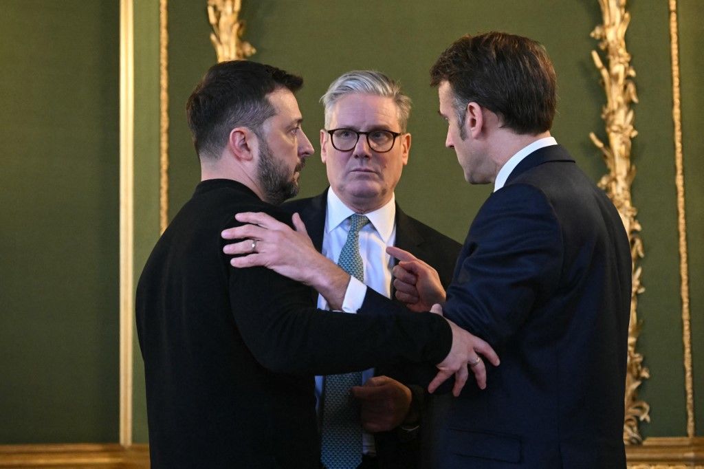 Volodimir Zelenszkij ukrán elnök, Keir Starmer brit miniszterelnök és Emmanuel Macron francia elnök