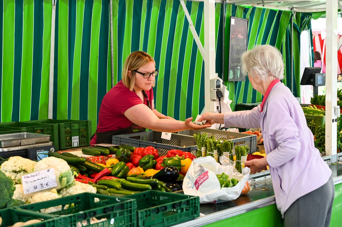 Ulm,,Germany,,May,2022:,A,Woman,Buys,Fresh,Vegetables,At, vásárlás, infláció, nyugdíjas, NÉMETORSZÁG, piac, zöldséges, gyümöls, zöldség 