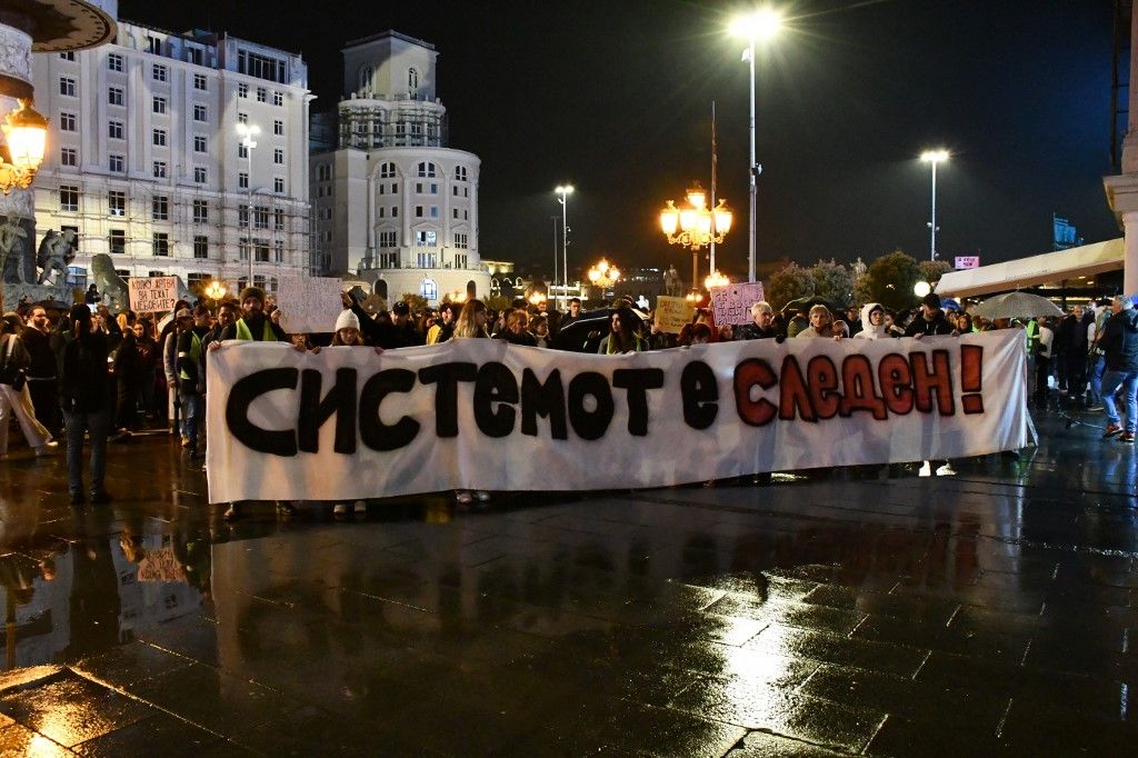 Protests in Skopje after deadly Kocani nightclub fire claims 59 lives Több ezren tüntettek Észak-Macedóniában a diszkótűz felelőseinek felkutatásáért Észak-macedóniai diszkótűz: ezrek tüntettek az utcákon, letartóztattak több polgármestert