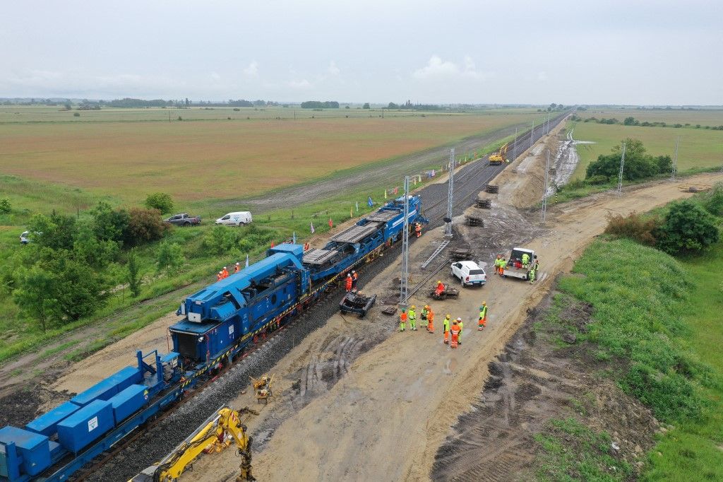 Összesen 160 kilométer hosszúságban, mintegy 800 milliárd forintból újítják fel a Budapest–Belgrád-vasútvonal magyarországi szakaszát.