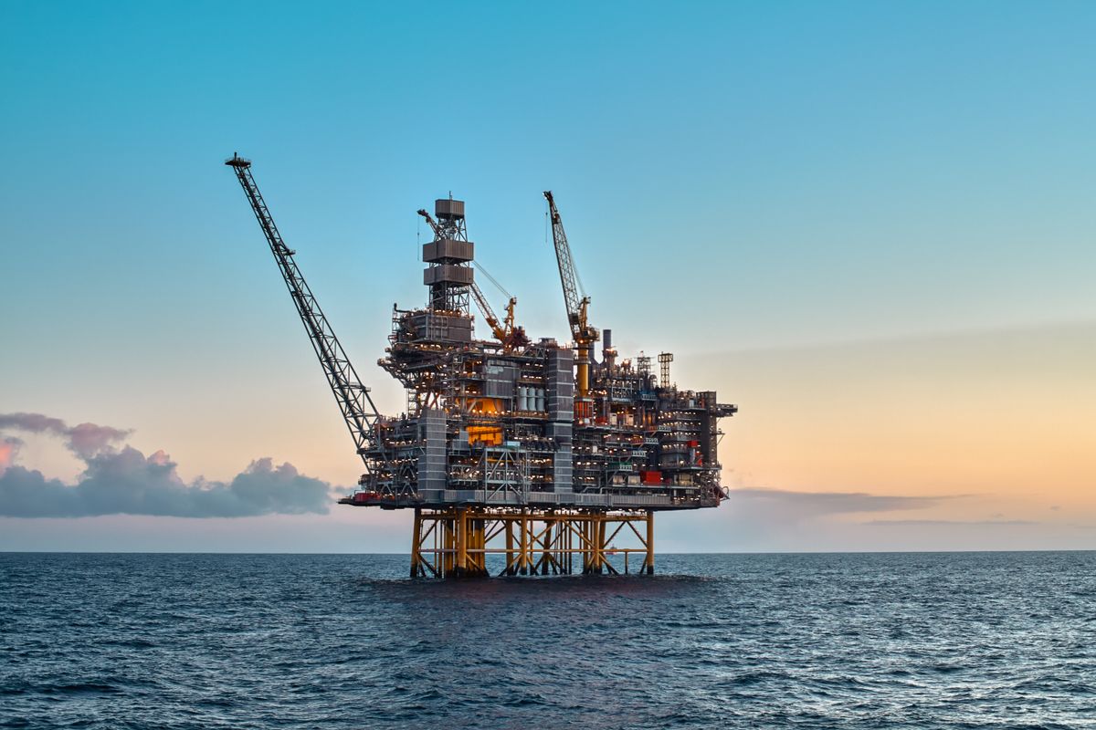 Offshore,Oil,And,Gas,Jackup,Platform,In,The,Ocean,During Elkezdődtek a fúrások Románia legnagyobb fekete-tengeri gázmezőjén Neptun deep