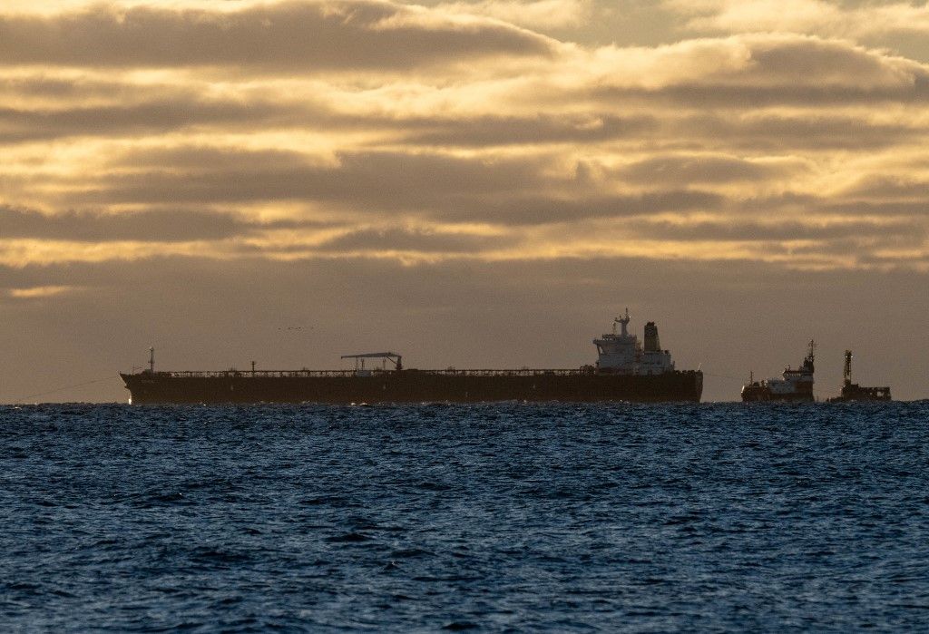 Unmaneuverable oil tanker in Sassnitz