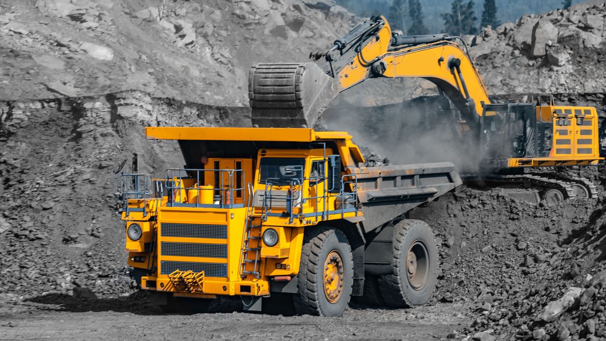 Coal,Loading,At,Open,kína, ritkaföldfém, trump, vámMining,Site,Yellow,Truck,Industry, bánya, orosz bánya