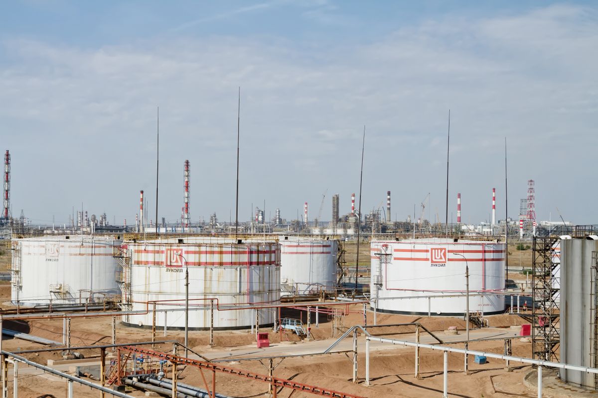 Volgograd,,Russia,-,August,28:,Huge,Storage,Tanks,For,Petroleum
orosz