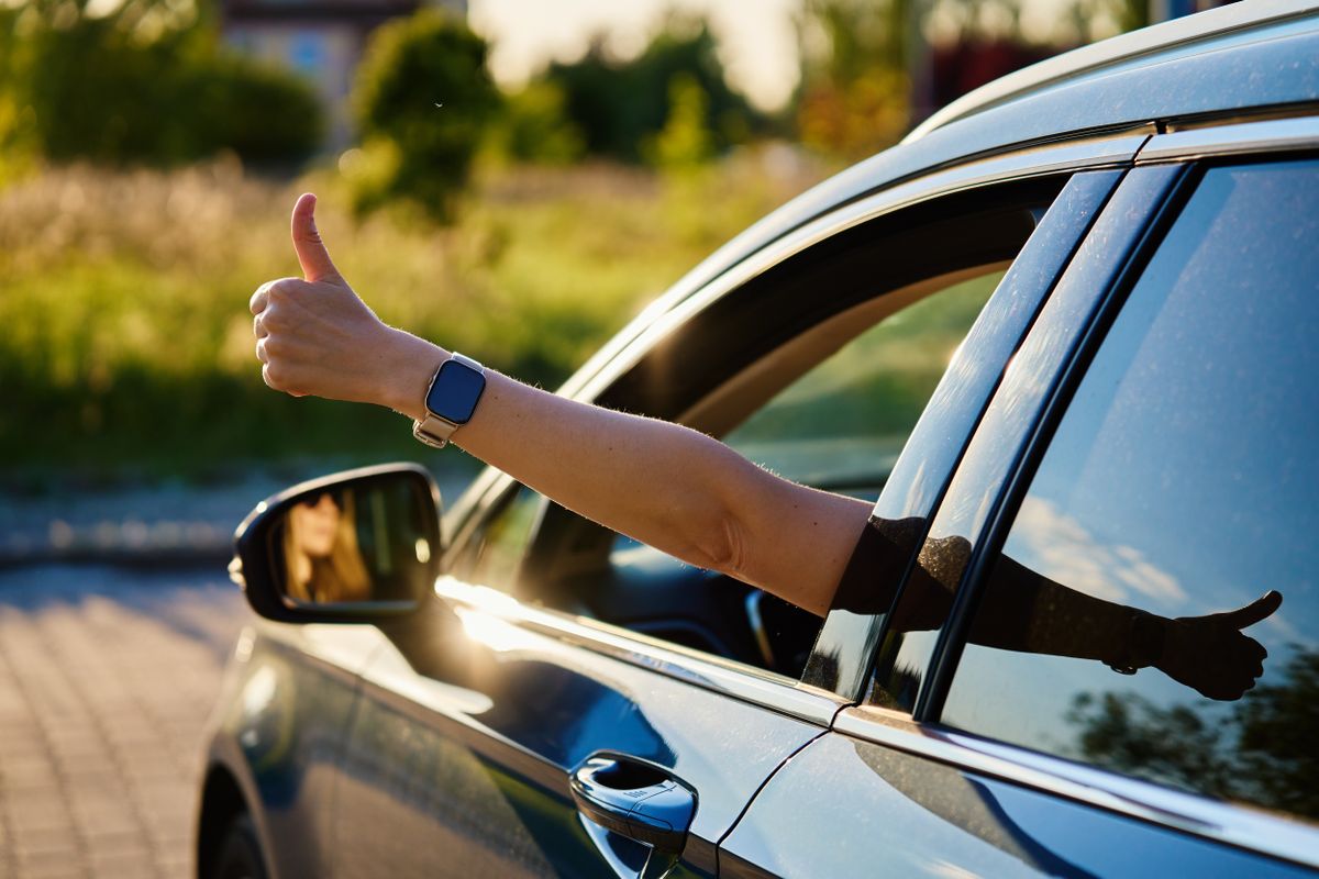 Person,Giving,Thumbs,Up,From,Car,Window.,Positive,Gesture,Caused,
autó
Íme néhány tipp a közlekedési bírság elkerülésére autóvezetés közben