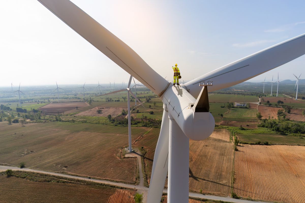 munkás, szélerőmű, wind power, szélenergia, megújuló energia 