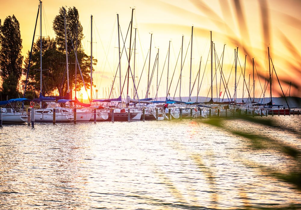 Balatonföldvár,,Hungary,-,13,August,,2019:,Sailboats,In,The,Port
kikötő, elektromos hajó