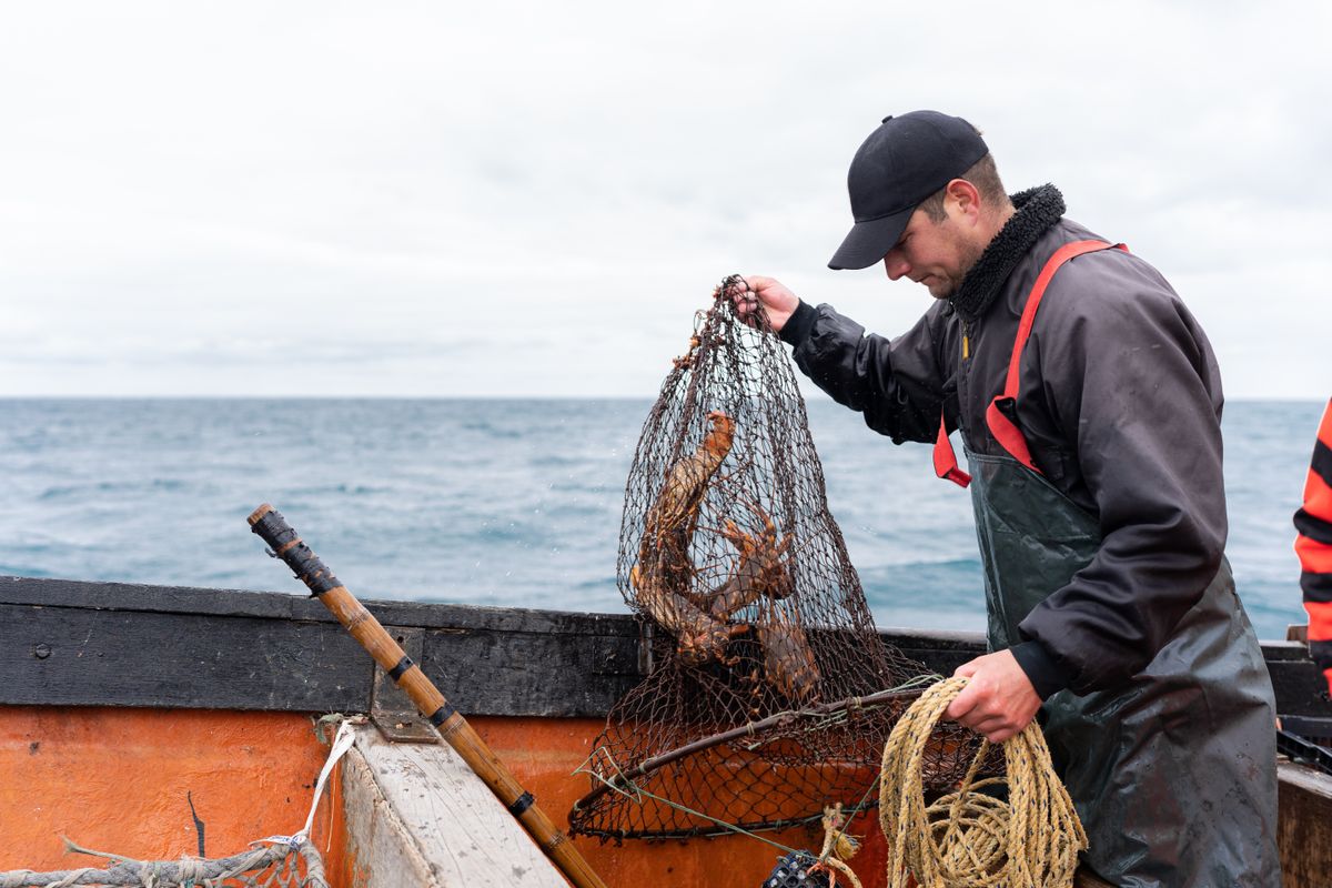 Horizontal,Photo,With,Copy,Space,Of,A,Fisherman,Holding,A rákhalászat