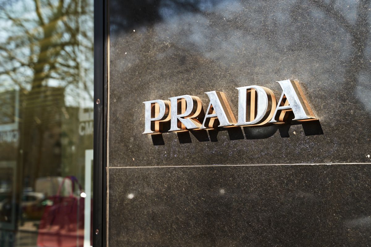 Showcase of the Prada store
Prada felvásárlás, Versace, divatmárka, luxusmárka