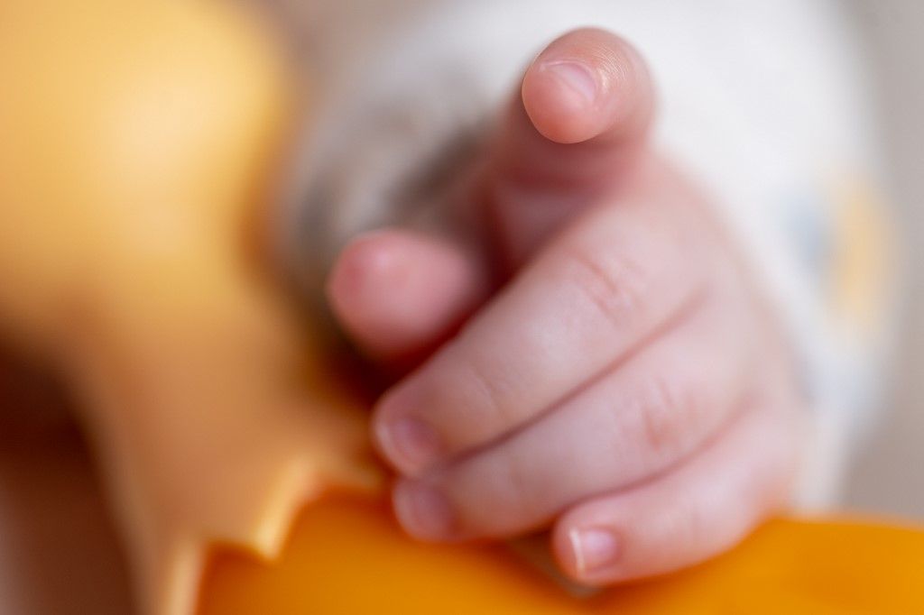 FRANCE - ILLUSTRATION BABY CLOSE-UP FACE AND HAND - ILE DE FRANCE név keresztnév gyerek gyermek nevek keresztnevek