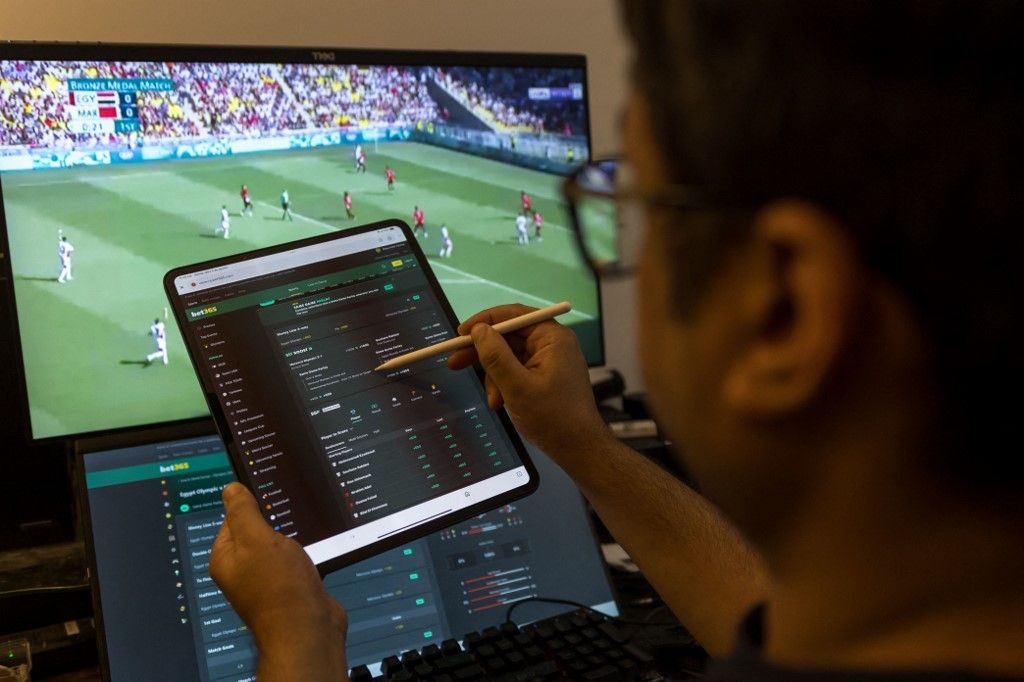 kártyatársaságok  online bet 
A man placing a bet on a betting site.