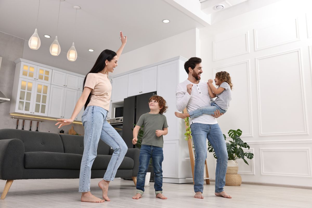 Happy,Family,Dancing,And,Having,Fun,At,Home,,Low,Angle
adómentesség, 