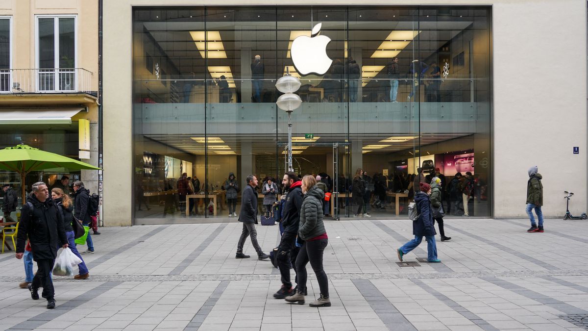 Apple Store On Rosenstraße In Munich