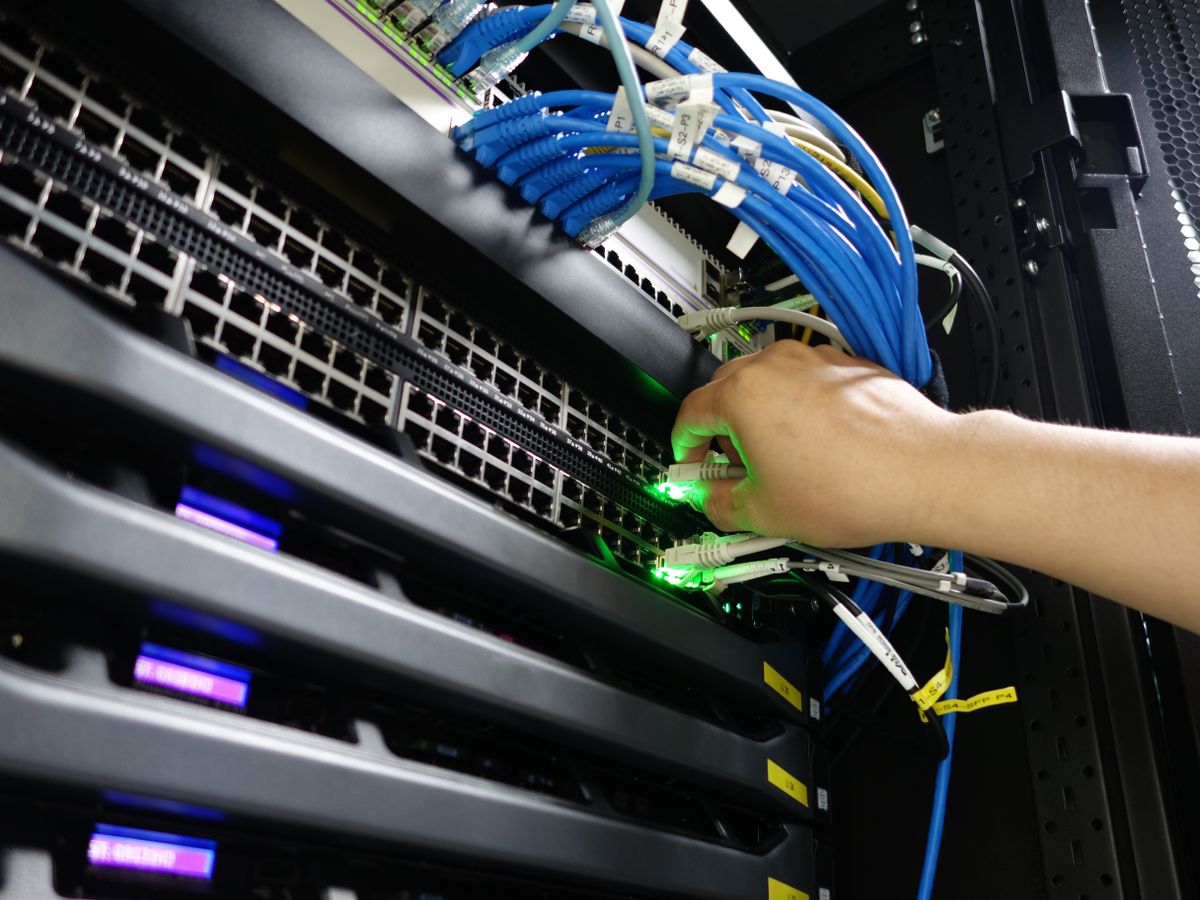 Man,Fixing,Server,In,Data,Center,Room
atomenergia