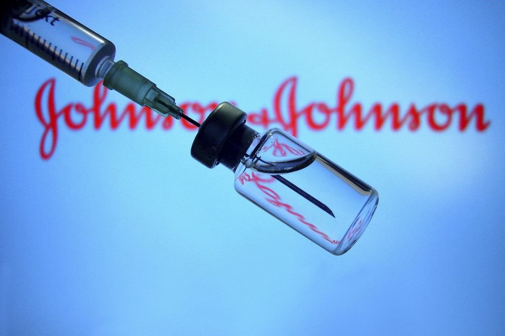 According to a media report, the pharmaceutical giant Johnson & Johnson has suspended the production of its corona vaccine for the time being.