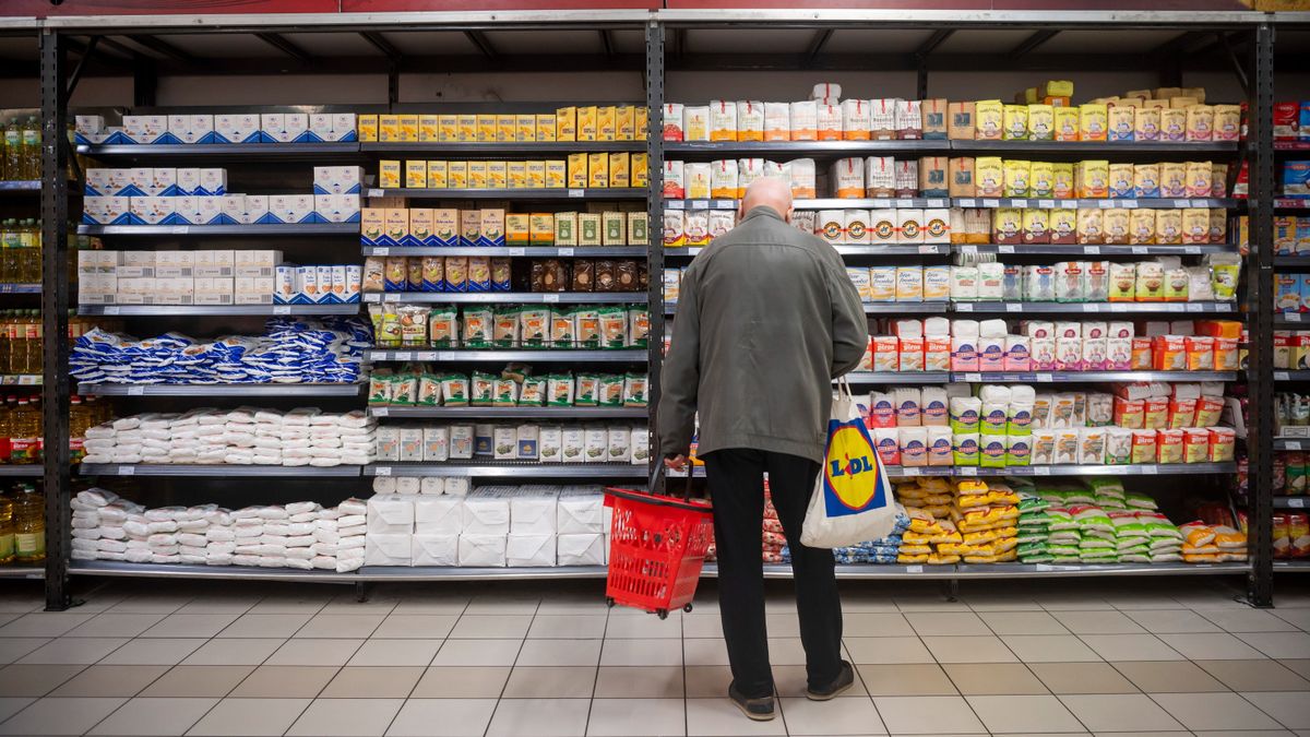 Keresztárazás: egyelőre tartózkodnak tőle az üzletek, de a kormányzat a jövőben is kiemelten figyel ennek ellenőrzésére