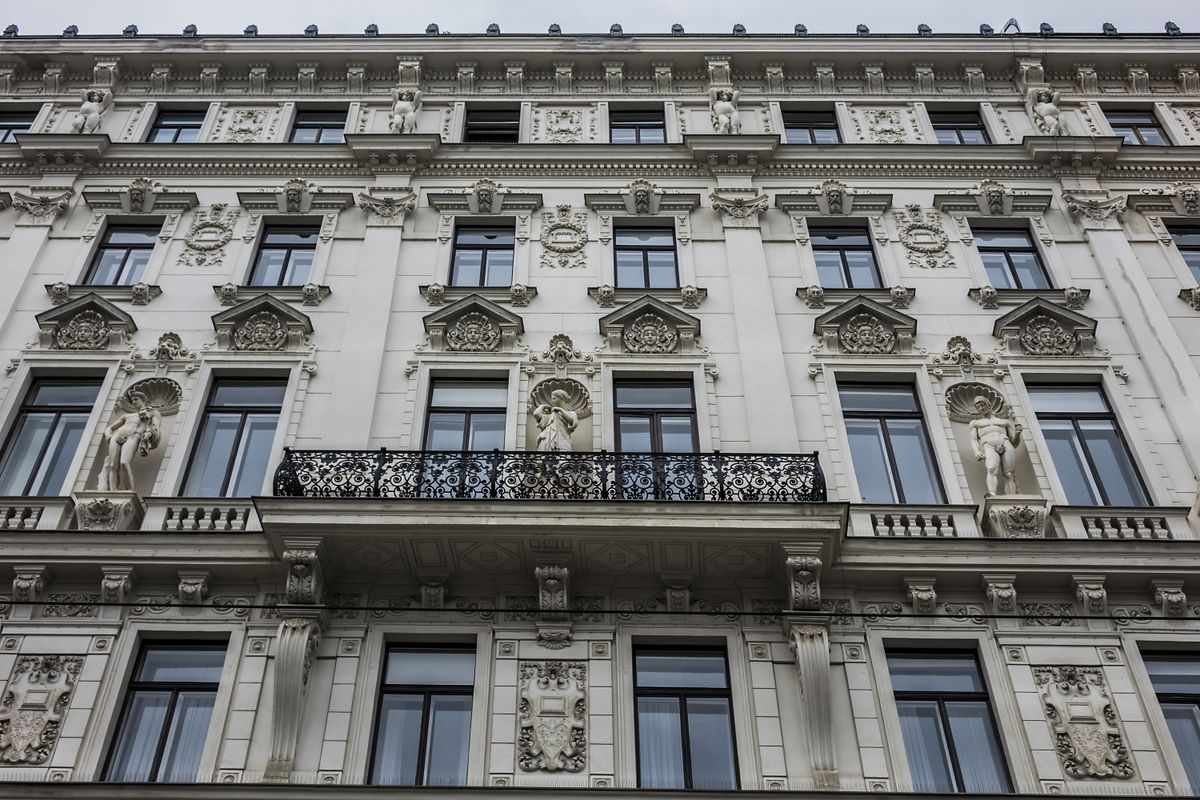 Viennese,Architecture:,Old,Dwelling,House,At,Reichsrats,Street,(reichsratsstrasse).,Vienna,
lakbér