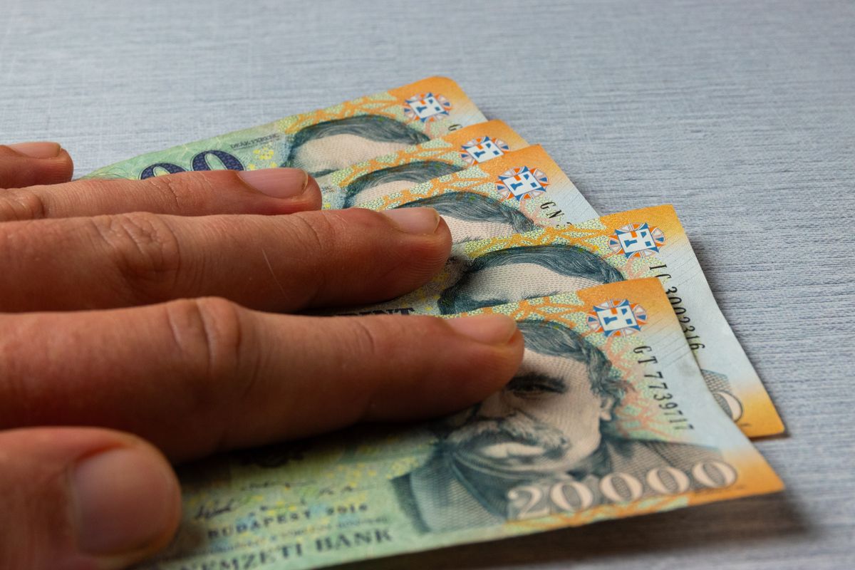 Hand,With,Hungarian,20000,Forint,Banknotes