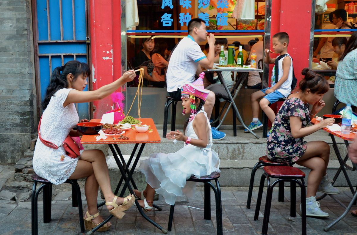 Beijing,,China-august,1,,2013:,Families,Eat,Noodles,Outside,A,Restaurant, kína, étterem, étel