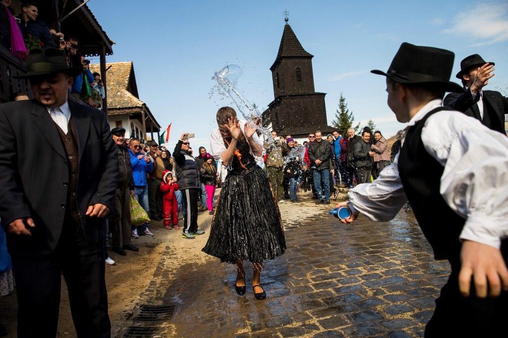 Easter celebrations in Hungary turista turizmus Hollókő