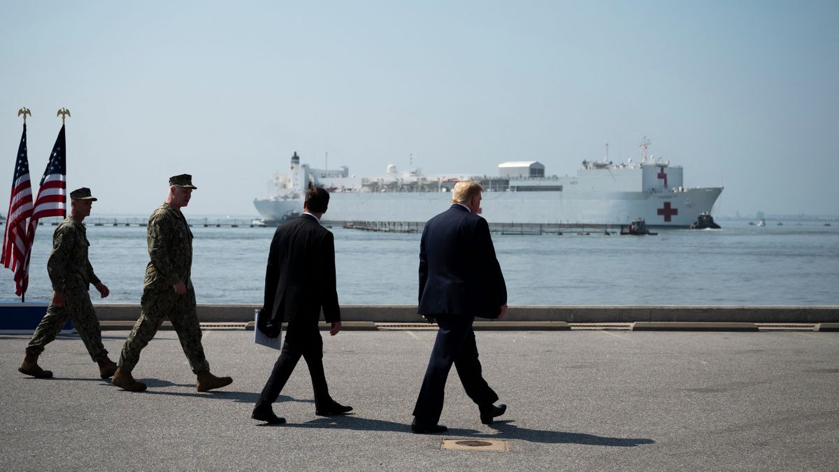 Trump sees off navy hospital ship which is sailing to New York to help with virus crisis hajógyártás