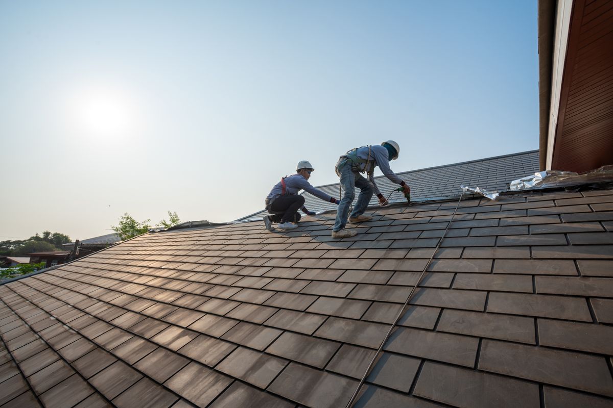 Roofer,Worker,In,Special,Protective,Work,Wear,And,Gloves,using,Pneumatic, lakás, lakásfelújítás, tető, tetőcsere,cserép nyugdíjasok