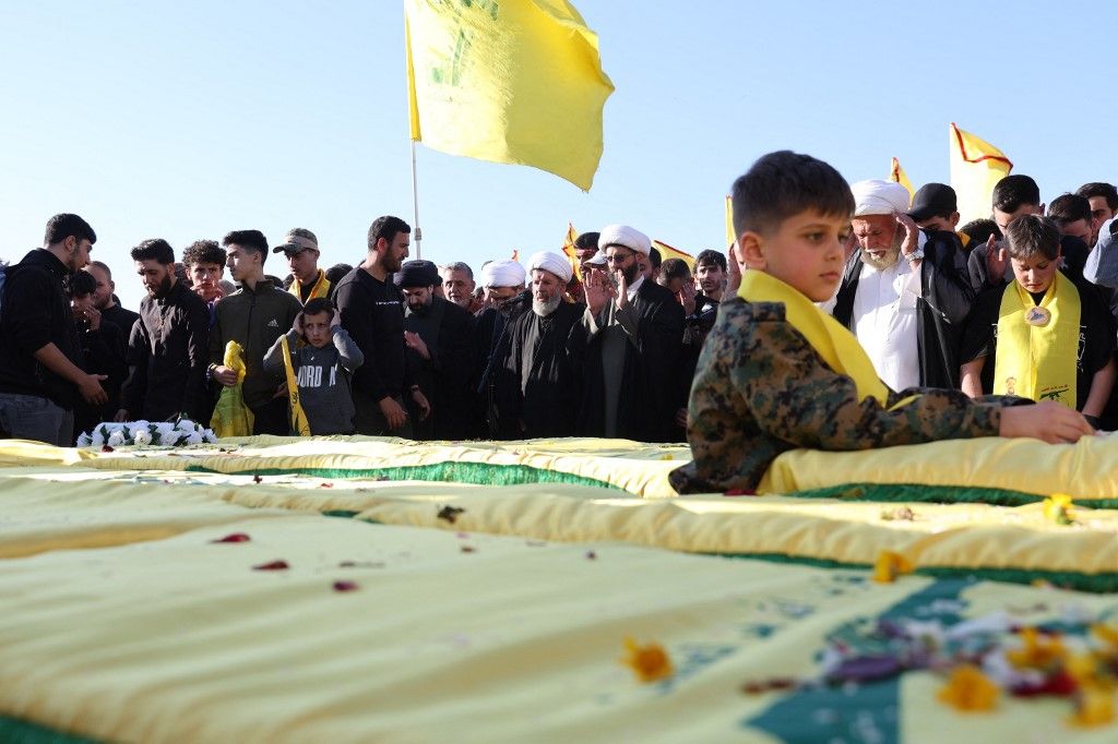 Hezbollah buries 15 members killed in Israeli attacks before ceasefire
Libanon, Szíria