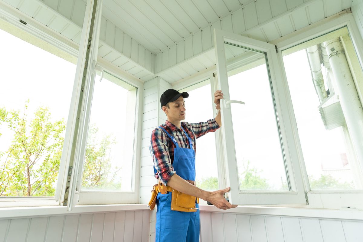 Professional,Master,At,Repair,And,Installation,Of,Windows,,Changes,Rubber, ablak, nyílászáró, ablakcsere, munkás nyugdíjasok