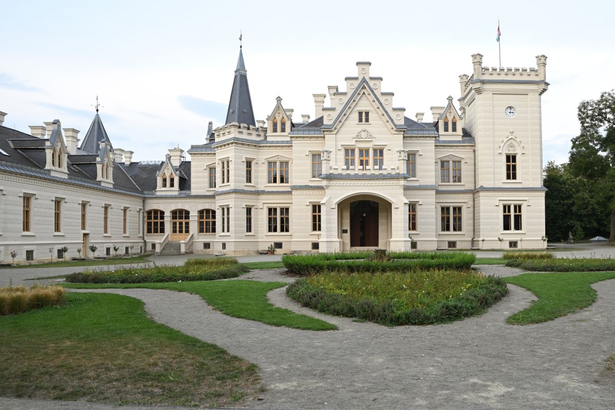 View,Of,Nádasdy,Castle,In,Hungary,From,The,Garden,Nádasdy-kastély