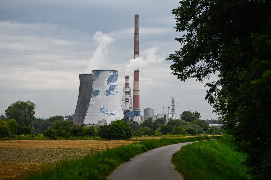 Lengyel gazdaság: az ipar nem erős lába a felkapaszkodásnak, inkább visszahúz – európai jelenség, akár szénből terem az energia, akár szélből Krakow's coal plant as Poland plans to aid Ukraine's energy crisis