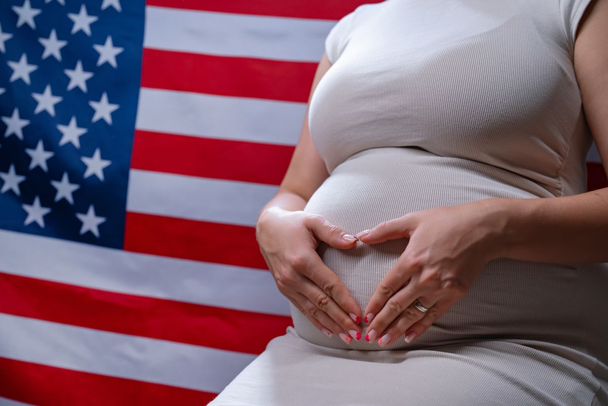 Unrecognizable,Future,Mother,Expecting,Baby,On,American,National,Flag,Background.
Donald Trump eddig alul maradta harcban a születési jogon járó amerikai állampolgárság ügyében