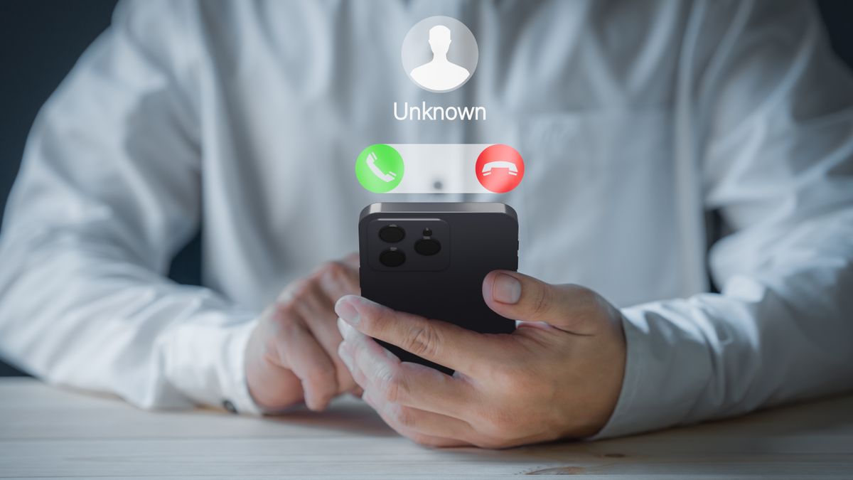 Man,Answering,To,Incoming,Call.,Phone,Call,From,Unknown,Number. Távoli elérést biztosító program segítségével szerezték meg online csalók egy szekszárdi férfi millióit.