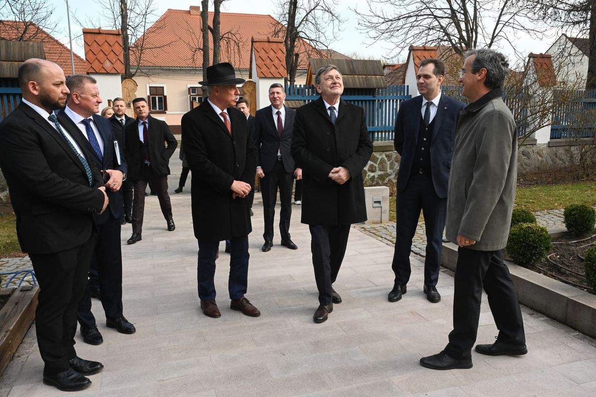 ANTONESCU, Crin; ANTAL Árpád; VARGHA Mihály; TAMÁS Sándor Román elnökjelölt: az erdélyi magyarok jó állampolgárai Romániának