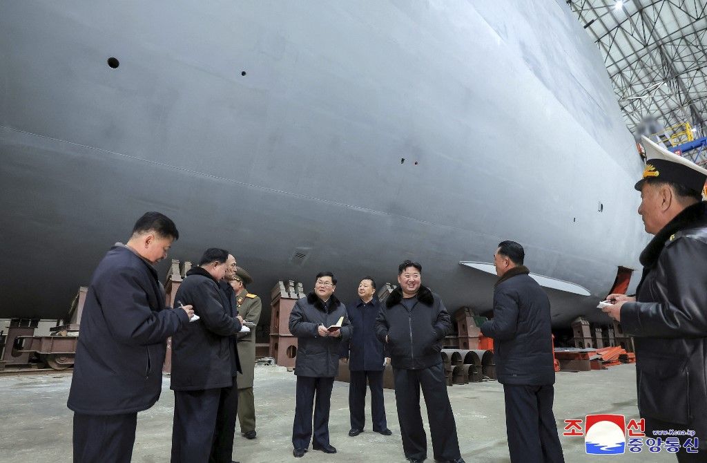 Kim Dzsongun megszemlélte az atom-tengeralattjáró építését
