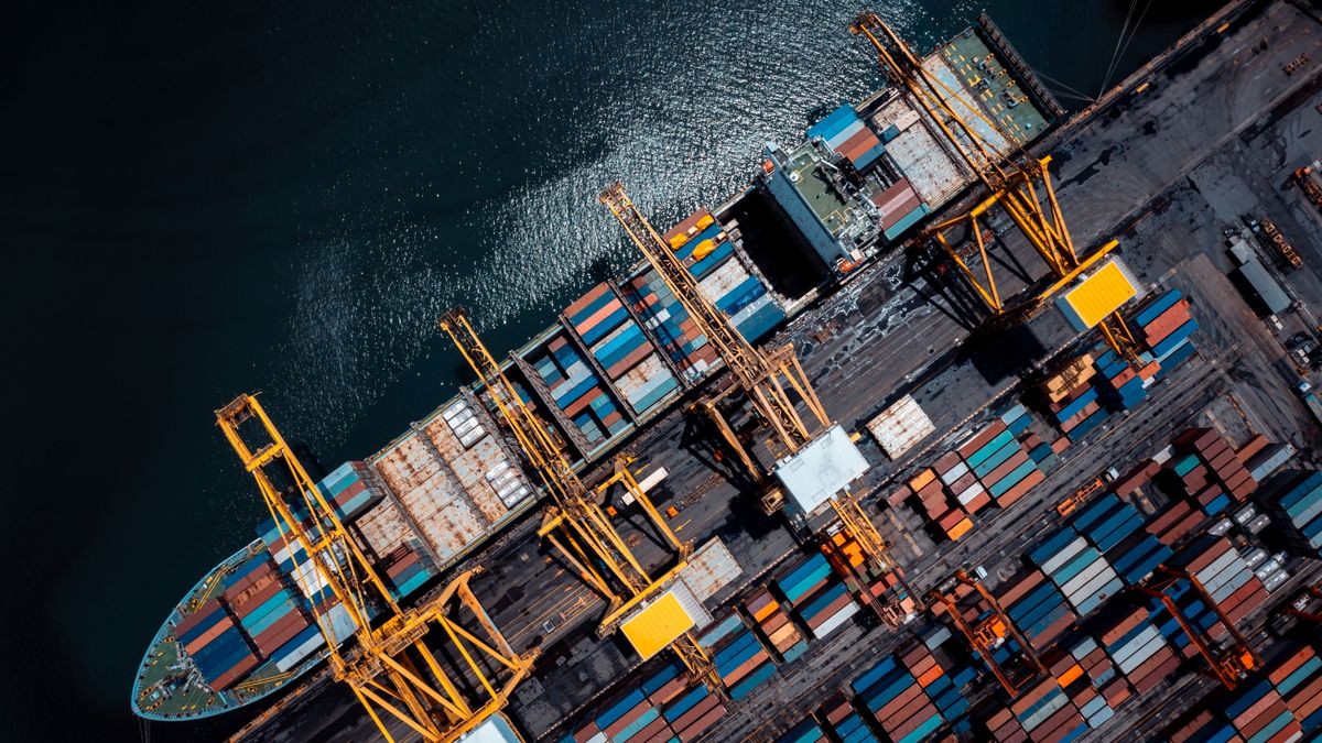 Commercial,Port,In,Black,Sea,Load,,Unloading,Cargo,From,Container, kikötő, konténerhajó, konténer hajó