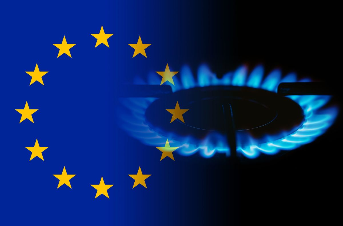 Europe,Union,Flag,And,Flames,Of,Blue,Gas. gáz, földgáz