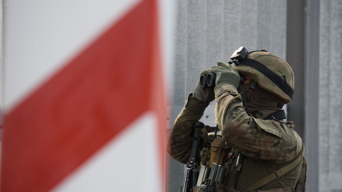 Polish Prime Minister Donald Tusk Visits Troops At The Polish-Belarusian Border lengyel