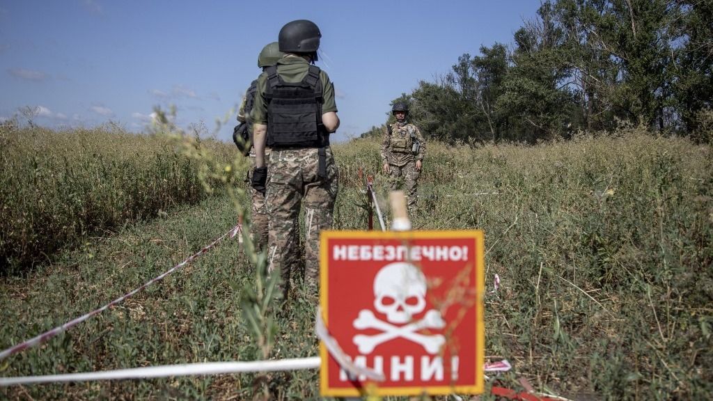 litvánia döntése
KHARKIV OBLAST, UKRAINE - JULY 31: Svetlana Mikhailichenko, and Tatyana Levytska, belonging to the demining unit of Police Department of Kharkiv, work along with Deputy Officer Dimitry, demining a field nearby Chkalovske town in Kharkiv Oblast, Ukraine on July 31, 2024. Narciso Contreras / Anadolu (Photo by Narciso Contreras / ANADOLU / Anadolu via AFP)
orosz-ukrán háború, aknamentesítés, akna, Ukrajna, Kijev