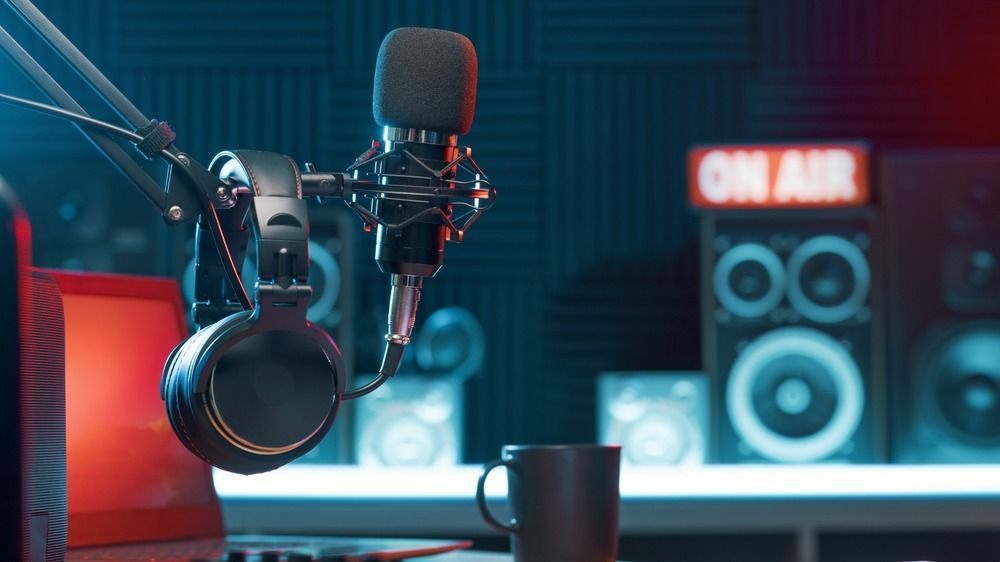 Professional,Microphone,And,Headphones,At,The,Radio,Station,,Entertainment,And
jogdíj, zene, lejátszás, EJI, Artisjus