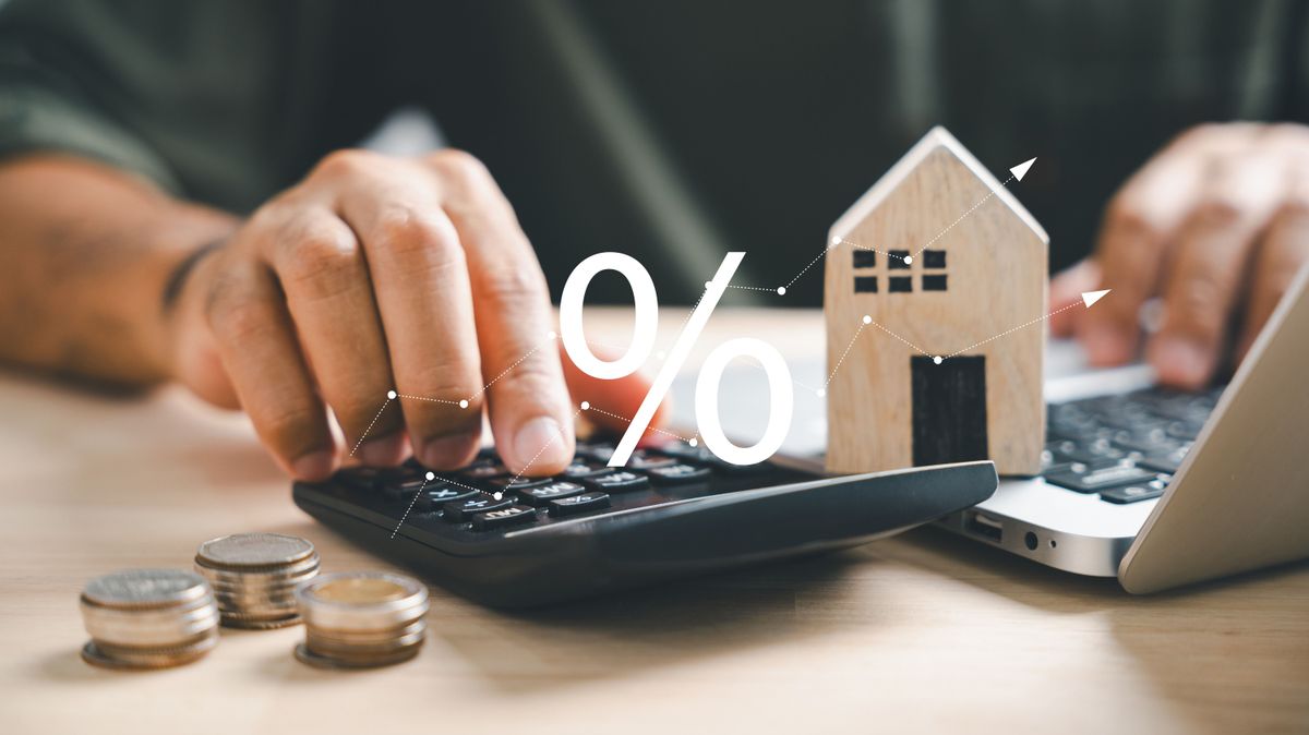 Hand,On,Calculators,,Strategizing,Home,Refinance.,Wooden,House,Model,,Buy, lakáshitel, hitel, lakás, ingatlan, számológép, házikó