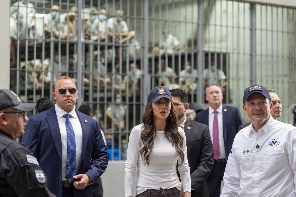US Secretary of Homeland Security Kristi Noem visits Amerikai belbiztonsági miniszter: távozzanak az illegálisan érkezett idegenek, vagy börtönbe kerülnek