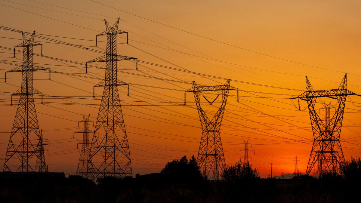 High Voltage Pylons During Sunset Time hőkupola